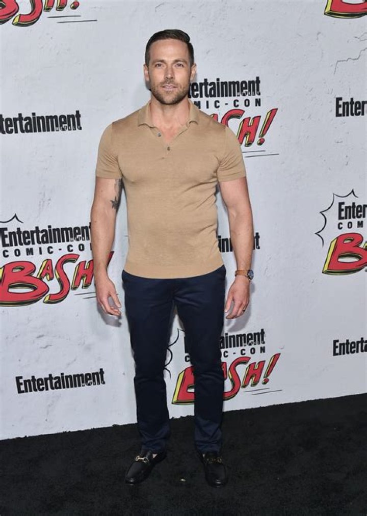 Dylan Bruce Age, Weight, Height, Measurements